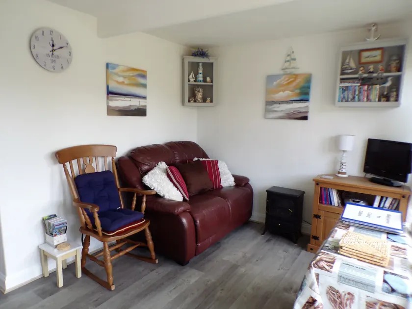 Cosy Cabin near Heacham Beach, Free Parking - Image 1