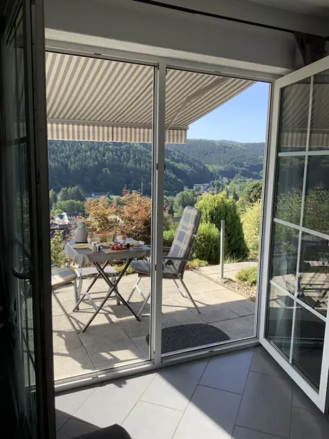 Gemütliche Ferienwohnung mit Traumhaftem Blick ins Kylltal - Image 1