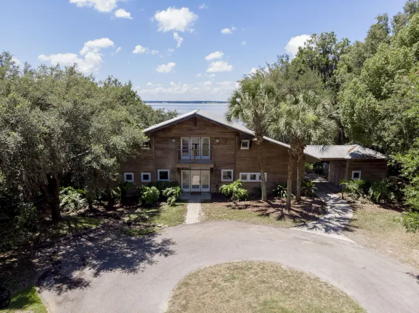 Schauen Sie sich die wunderschöne Cedar Lodge am Lake Weir an! - Image 1