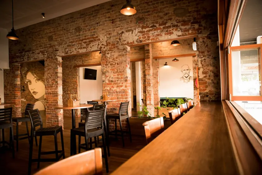 Queens Arms Hotel - Image 1
