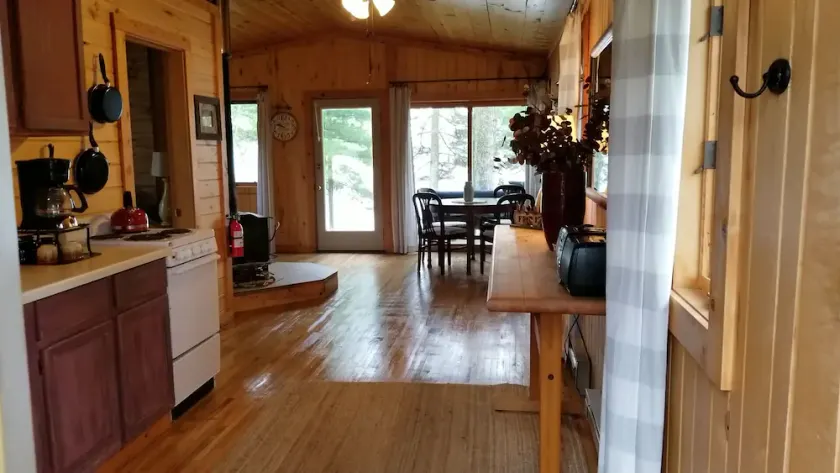 Cozy Lake Front Cabins For A Wonderful Summer, Fall and Winter fun Get Away! - Image 1