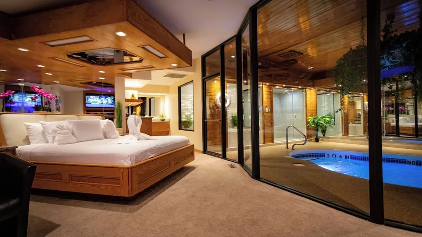 Sybaris Pool Suites Indianapolis - Image 1