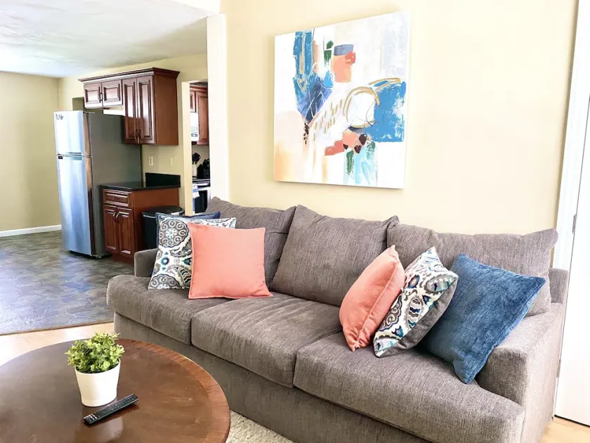 Comfy Easeful Two Bedroom Apartment. 30 Minutes to Boston - Image 1