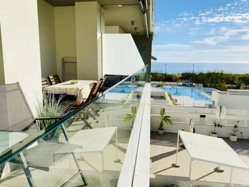 Genießen Sie die Sonne, den Sand und das salzige Meer in einer stilvollen Etage in der ersten Reihe - Image 1