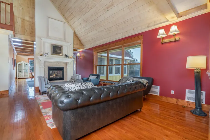 Yellow Cottage Toronto * 9 Schlafzimmer * 20 Betten * 8.400 m² * 28 Acres - Image 1