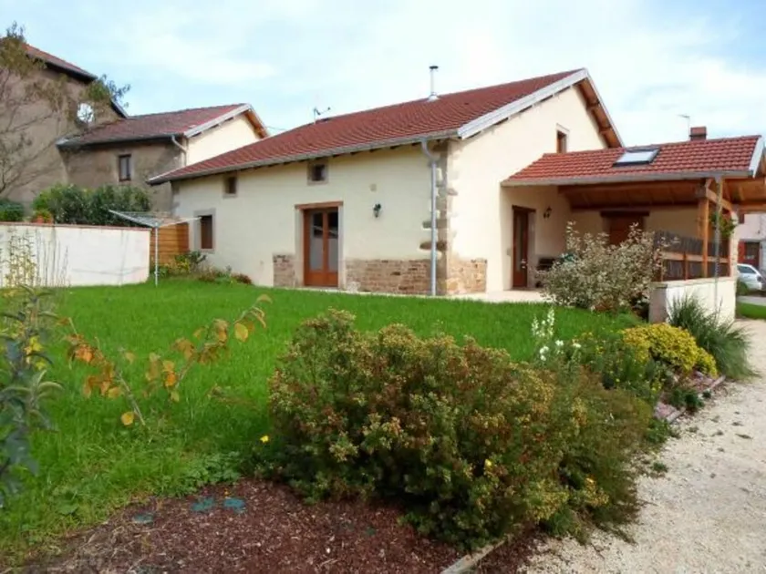 Gîte spacieux avec terrasse, confort moderne dans un cadre verdoyant et propice aux balades. - Image 1