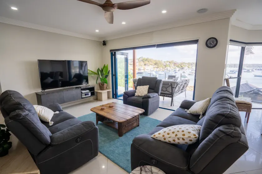 LUXURY WATER-FRONT APARTMENT - CRONULLA - Image 1