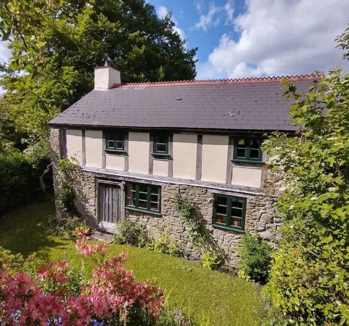 Luxurious Cottage with Lovely Views in Rural Location - Image 1