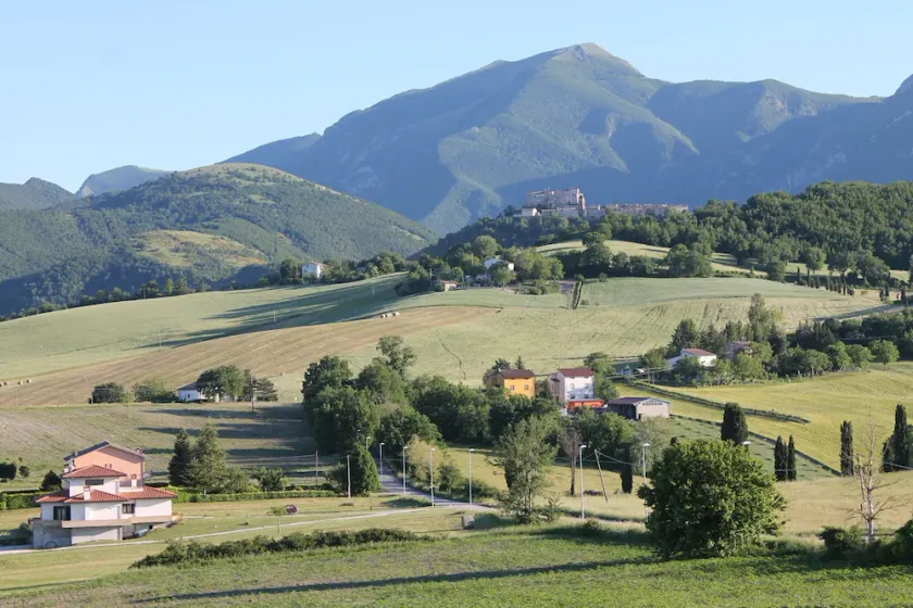 Mansarda Viti - Sguardo su Castello di Frontone - Image 1