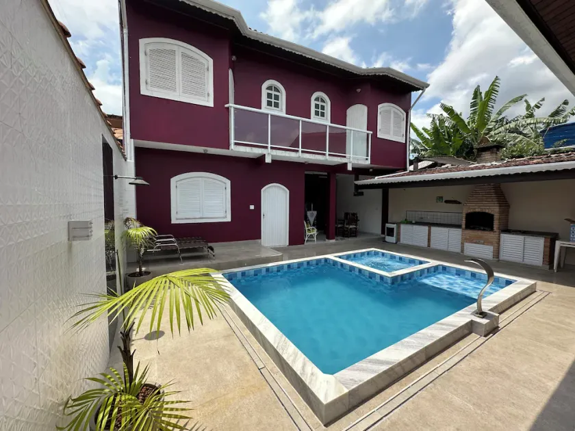 House with Pool in the Center of Bertioga - Image 1