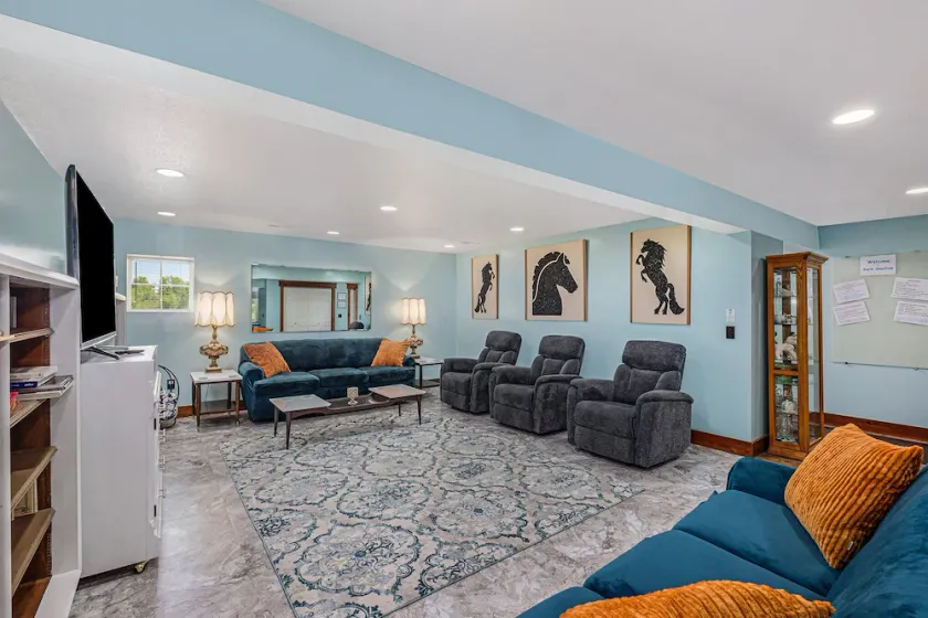 Renovated Dairy Barn – 4 Bedrooms, 5 Beds, 2.5 Baths, Huge, Accessible & Stylish - Image 1
