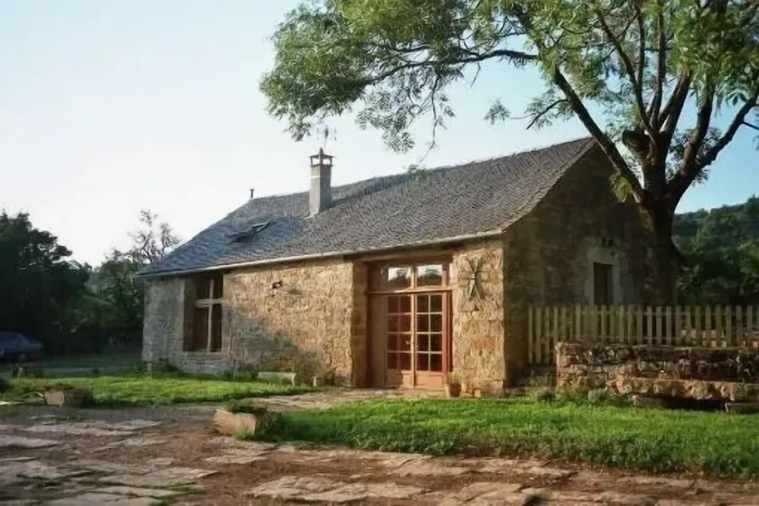 House: barn facing a castle in unspoilt countryside - Image 1