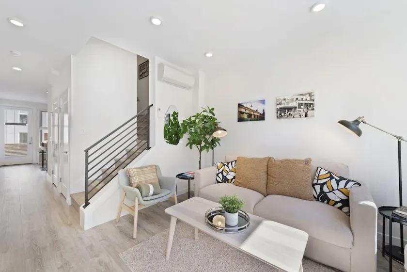 Cheerful 3-bedroom New Townhouse near UW/Seattle Children's, Free Parking, AC - Image 1