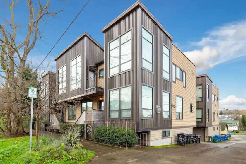 Stylish Seattle Townhome Near Shops & Dining - Image 1