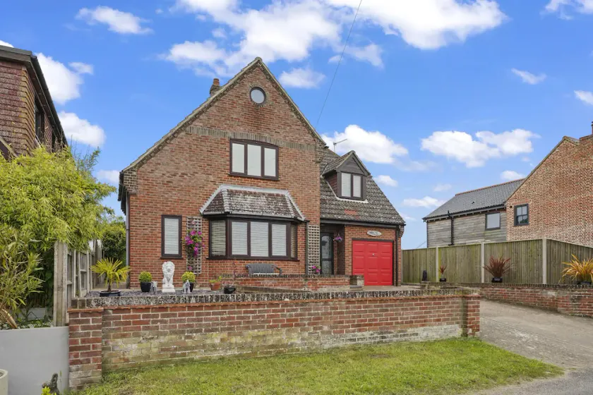House - Sleeps 6 & Free Parking Pets - Image 1