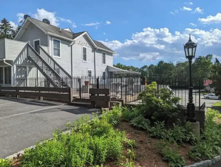Cozy Rustic 2BR Retreat Near Park and Lakes - Image 1