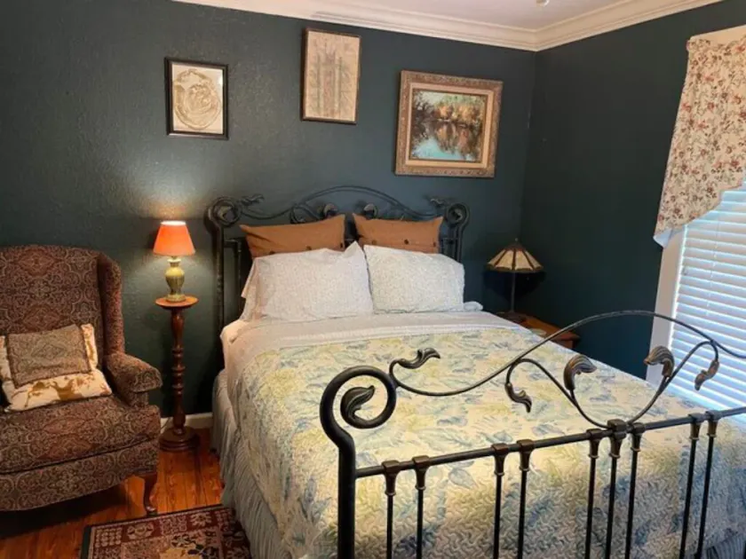 04) The Ocali Room w/ queen bed - Image 1