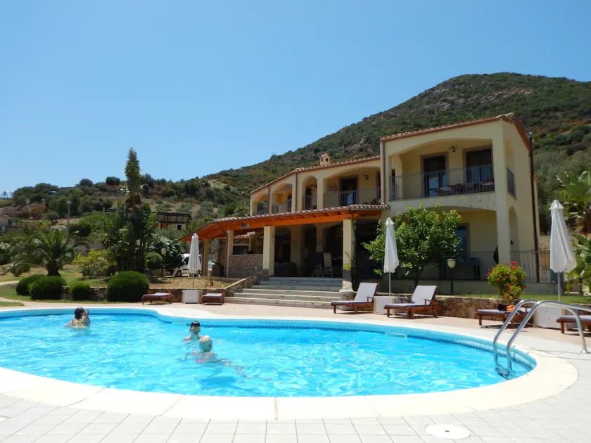 Exceptional villa: 400 m²  for 15 people, with pool - Image 1