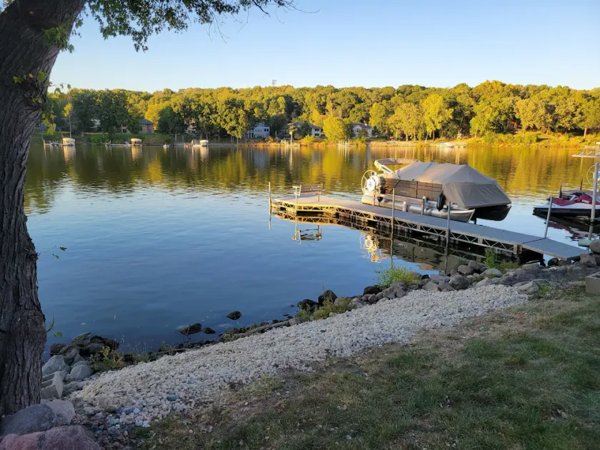Newly updated water retreat. PONTOON for rent,  FREE golf & ICE at local course - Image 1