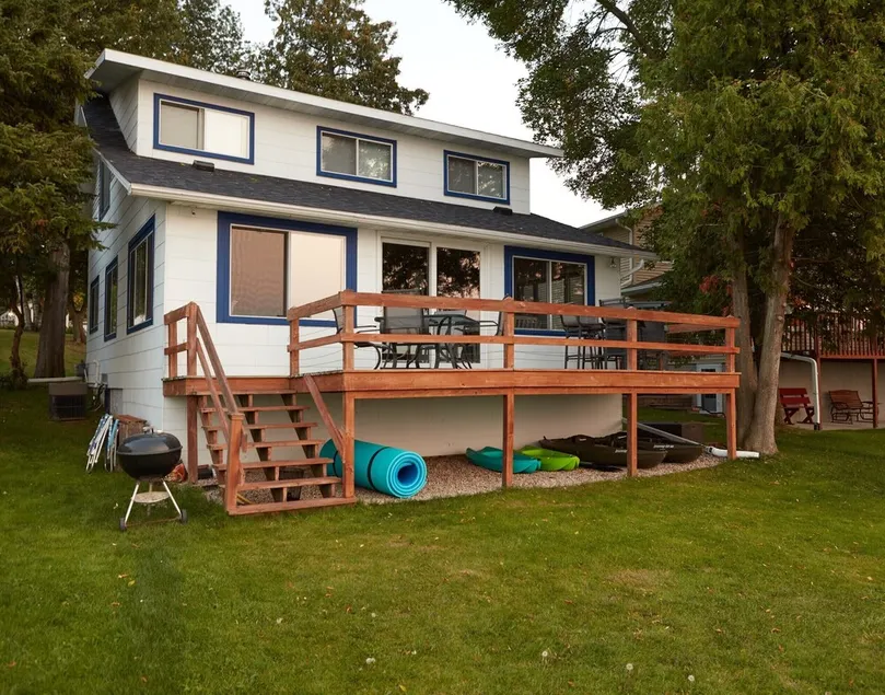 Cozy Lakefront Cottage — 35 minutes to Lambeau Field, ice fishing, sunset, +More - Image 1