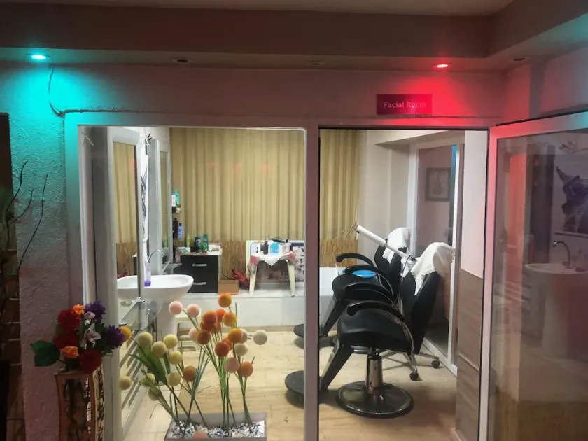 Astoria Life Hotel - Image 1