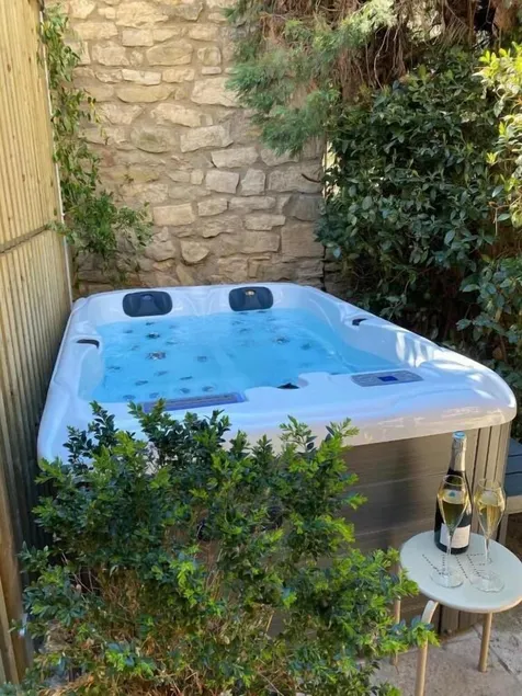 CHAMBRE GRAND CONFORT COQUET avec JACUZZI PRIVATIF - Image 1