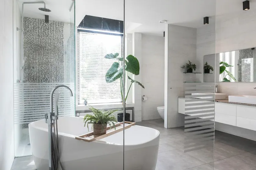 Suite no primeiro andar, 35m2, casa de banho privativa com banheira e chuveiro de efeito chuva. - Image 1