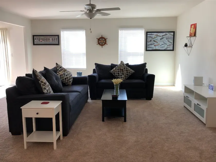 Spacious 4 bedroom Home in a quiet mountain neighborhood - Image 1