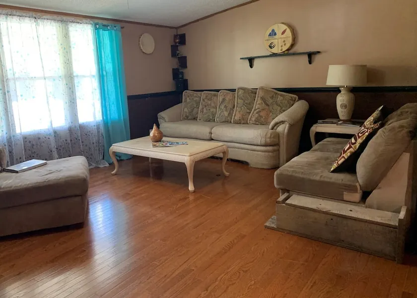 5 bdrm, 3 full bth, large living room and fireplace area.  - Image 1