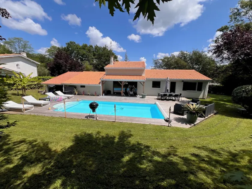 Villa with private pool on the edge of a golf course - near Bordeaux / Saint-Émilion - Image 1