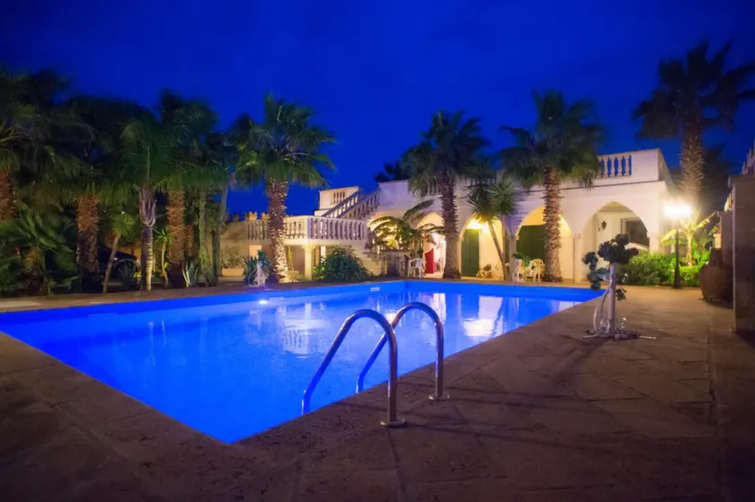 Michelle House, Villa mit Pool, nur wenige Schritte vom Meer entfernt - Image 1