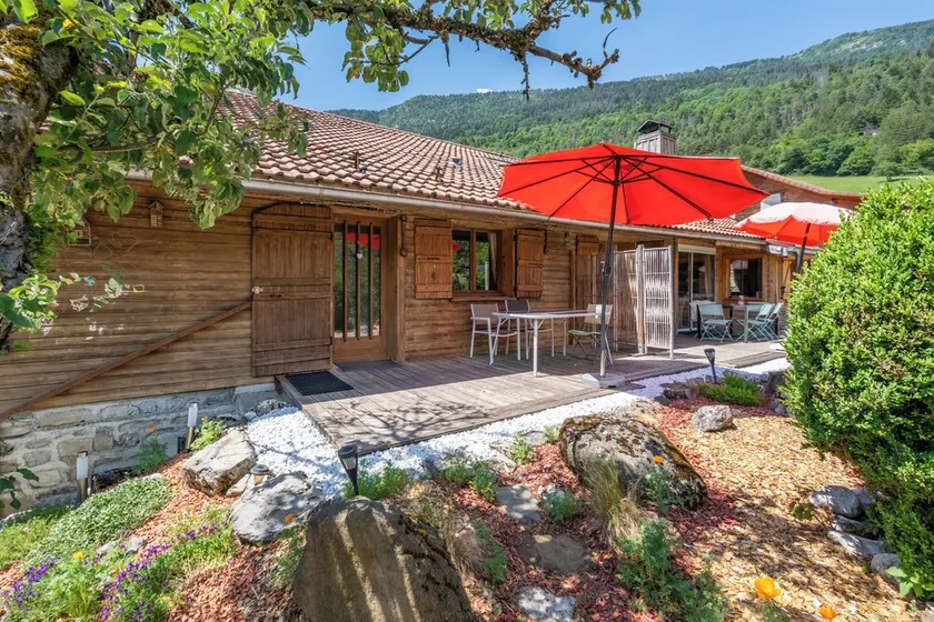 Chalet Iris with jacuzzi in chalet in the heart of the Thônes Valley - Image 1