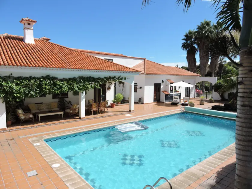 Stor Privat avskild Villa i sina egna trädgårdar med pool och bubbelbad - Image 1