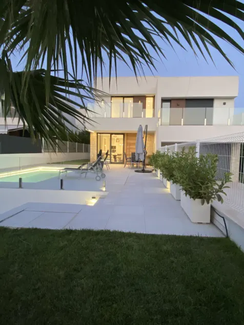 Luxury villa 10 min. to the beach with pool, garden, 3 bedrooms, 3 bathrooms - Image 1