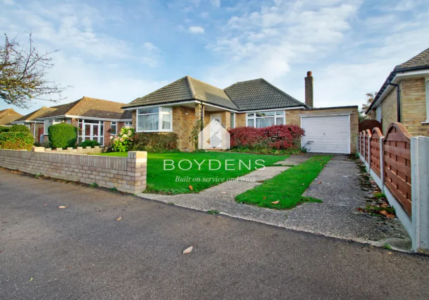 A delightful bungalow ideally located in a quiet tree-lined avenue and close to the seafront - Image 1