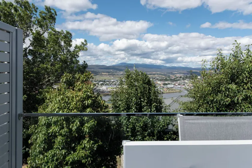 Trevallyn Escape | Views + Parking - Image 1