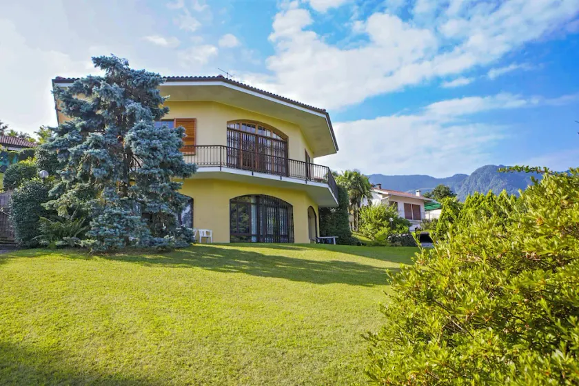 Boligenhed med ca. 1. 300 m² stor velplejet haveplot - Image 1