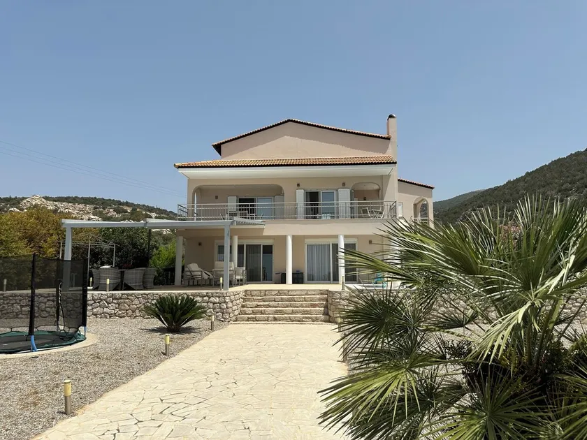 Luxurious Mediterranean Villa with Infinity Swimmingpool and Maximum Privacy - Image 1