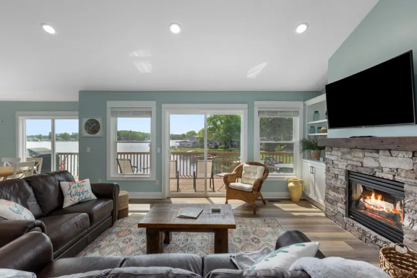 Canadian Lakes lakefront home with breathtaking sunrises and a hot tub! - Image 1