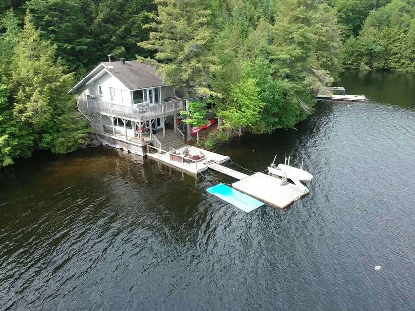 Cottage on the lake! Beautiful 4 bedroom + 3 bath!  - Image 1