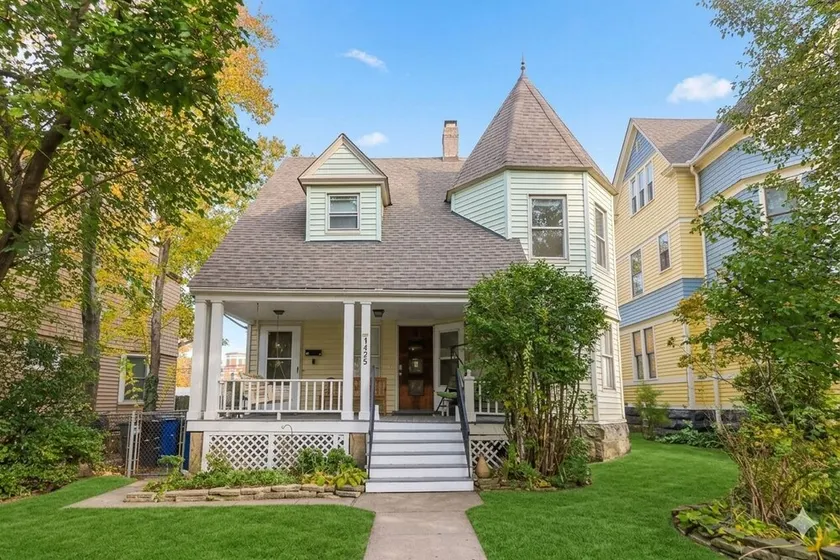 Walk to Dining, Bars & Transit! - Image 1