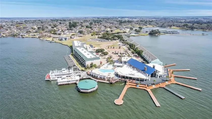 WATERFRONT 2/2 CONDO BOAT DOCK/SLIP RESTAURANT KAYAK AMENITIES GRD. FL Sleeps 8 - Image 1
