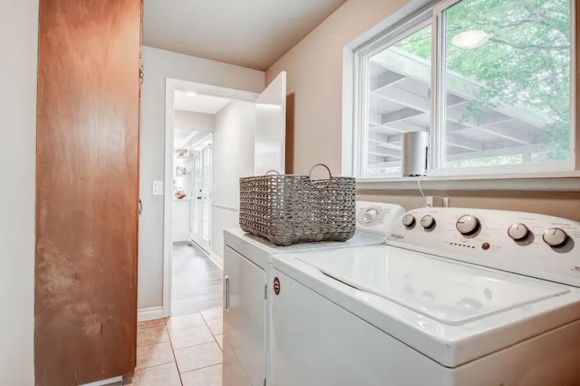 Hot Tub!  Spacious 4 Bedroom Home Near Beach and Ferry - Image 1