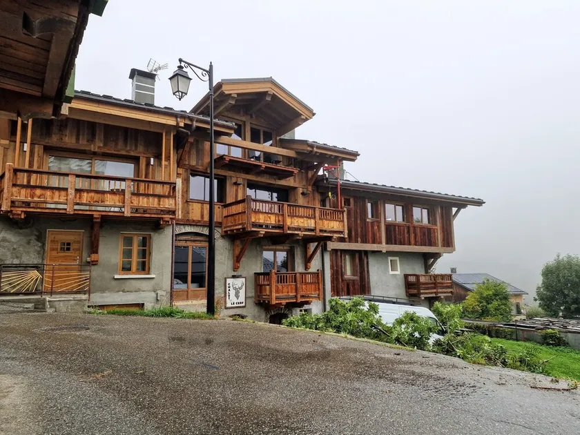 Chalet Le Cerf, sleeps 12 / 14. Jacuzzi, sauna. - Image 1