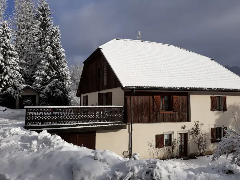 Superb apartment in a renovated mountain farm. Sleeps 4-6. Quiet surroundings. - Image 1