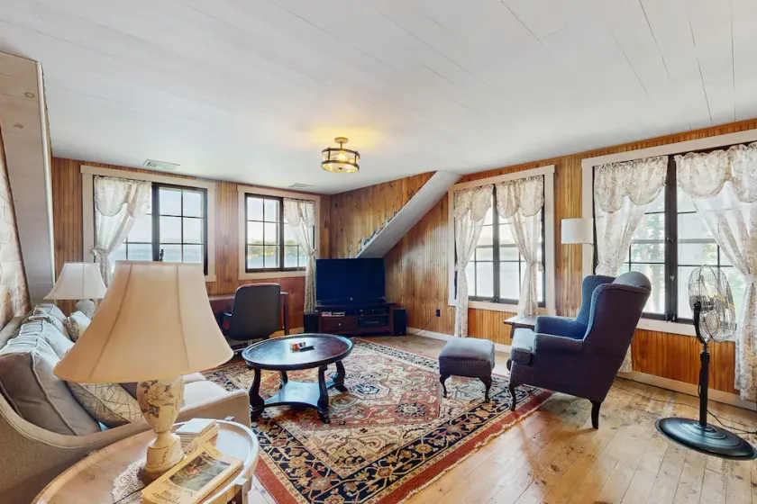 Quintessential lakefront home with woodstove, beach access, dock & washer/dryer - Image 1