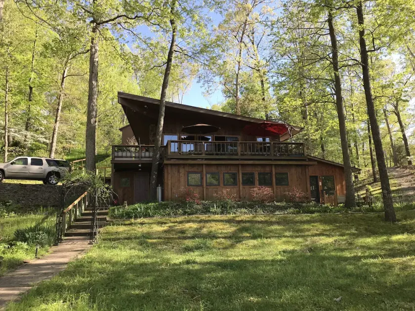 Eagle Point Hideout ist ein 2300 qm großes 4-Zimmer-Zedernhaus mit malerischer Aussicht. - Image 1