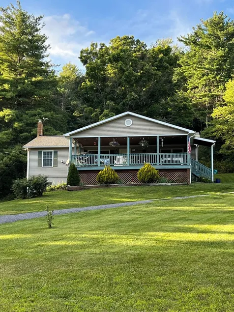 Spy Run Hideaway is a 1/2 mile from the Blue Ridge Parkway & pet friendly! - Image 1