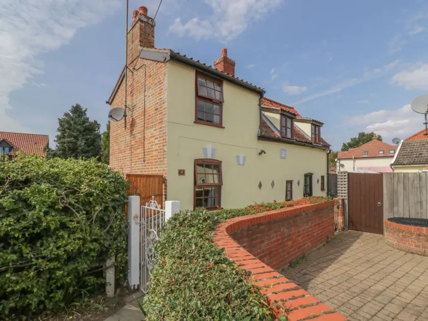 ROSE COTTAGE, pet friendly, with a garden in Felixstowe, Suffolk - Image 1