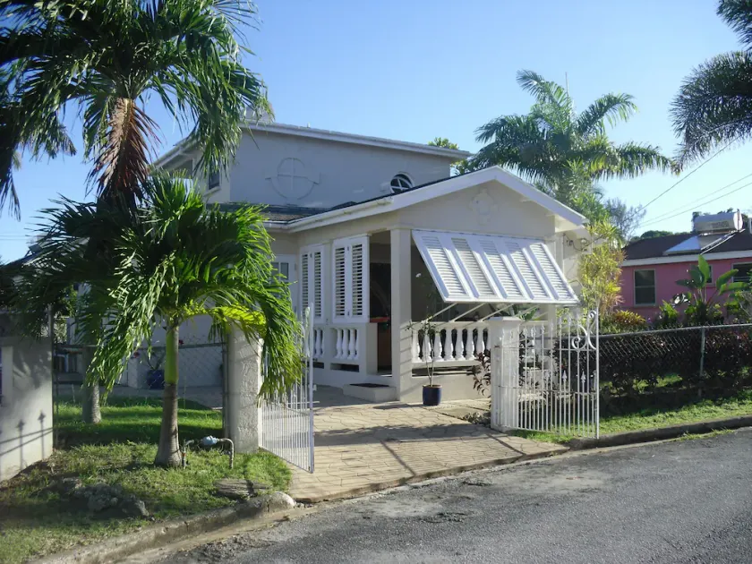 Villa privada espaçosa com piscina, no jardim muito perto da praia - Image 1